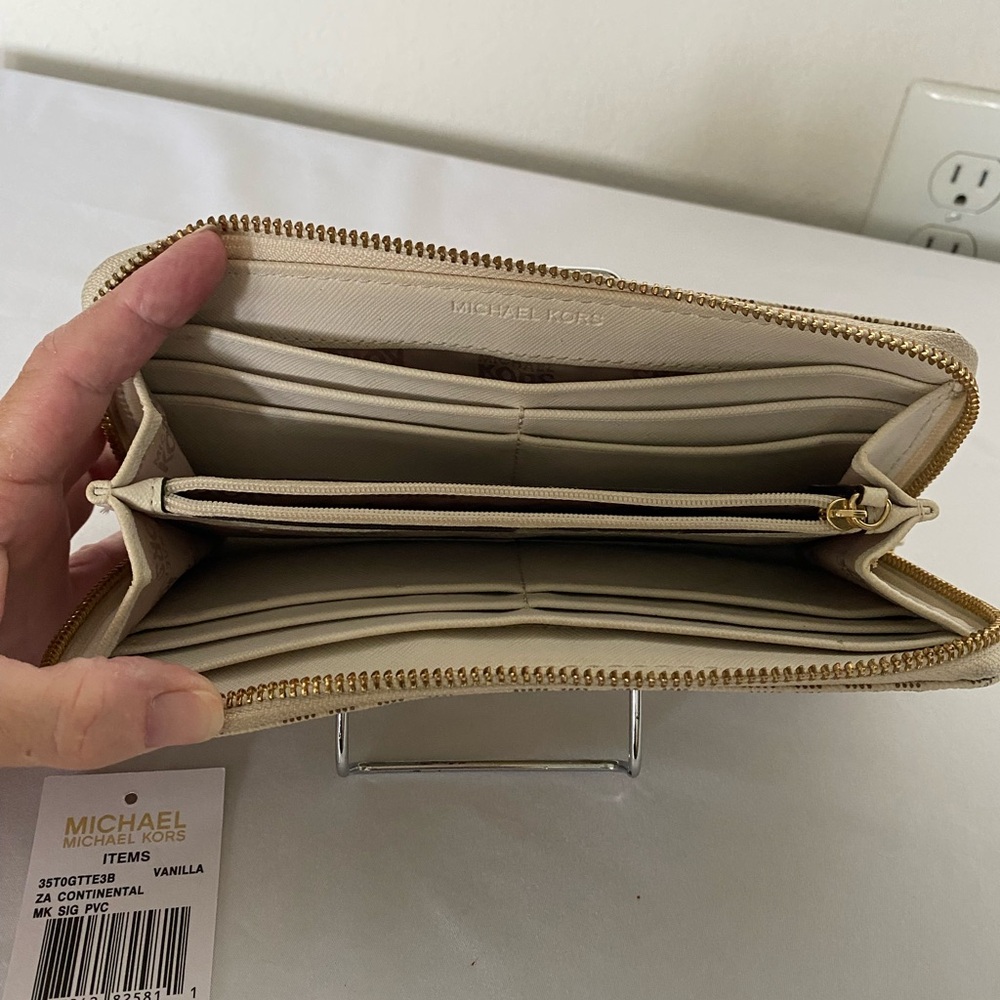 Michael Kors Continental MK Signature Wallet. Vanilla Color with gold trim. - Picture 6 of 13